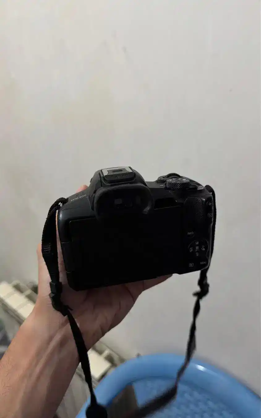 بدنه CANON R50 دست دو