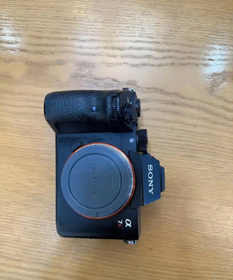 دوربین سونی آلفا سون r3بعلاوه لنز ۲۴ ۷۰ جی مستر دست دو