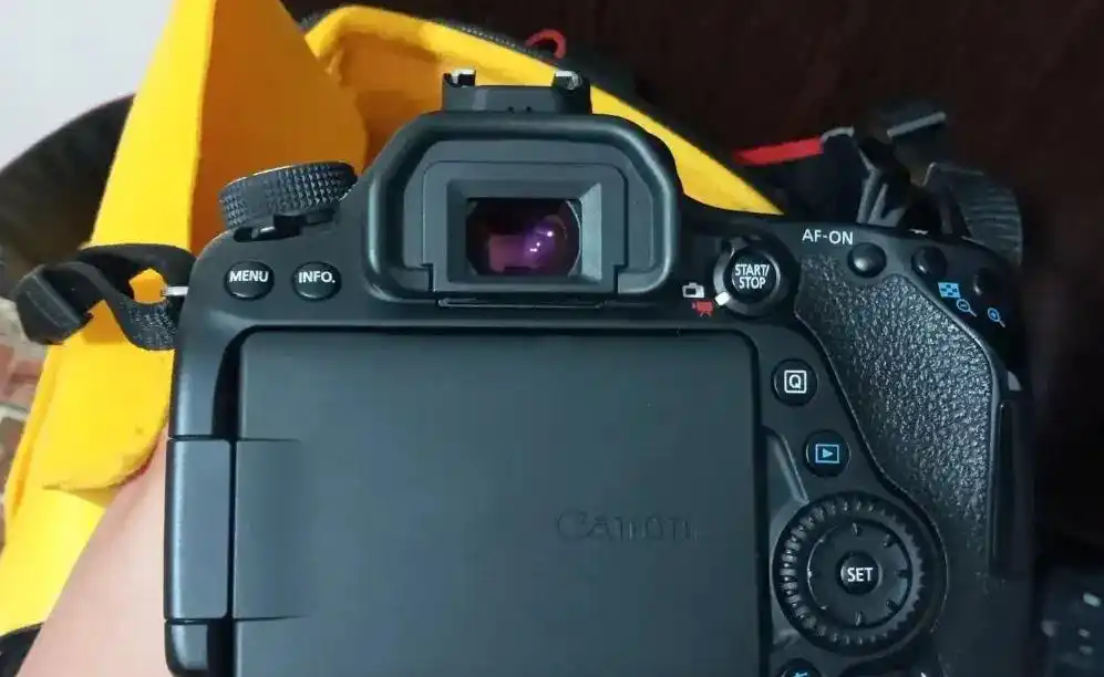 دوربین کنون 80دی بالنز 18.135 دست دو