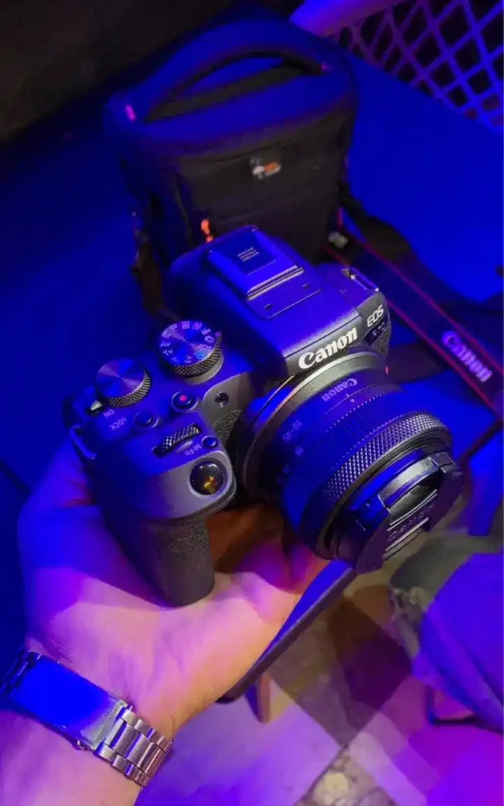 دوربین کنون R10 دست دو