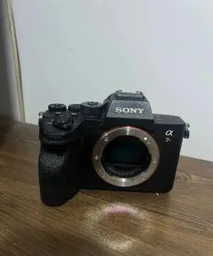 سلام دوربین آلفا سون r4 با لنز ۷۰ـ۲۴  . دست دوم