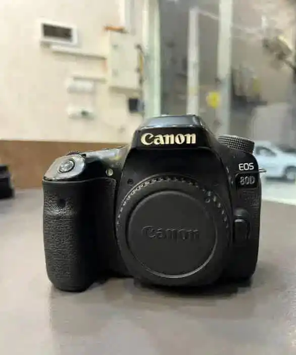 دوربین کنون 80d canon  و لنز ۲۴ ۱۰۵ سری Lو ۵۰فیکس دست دو