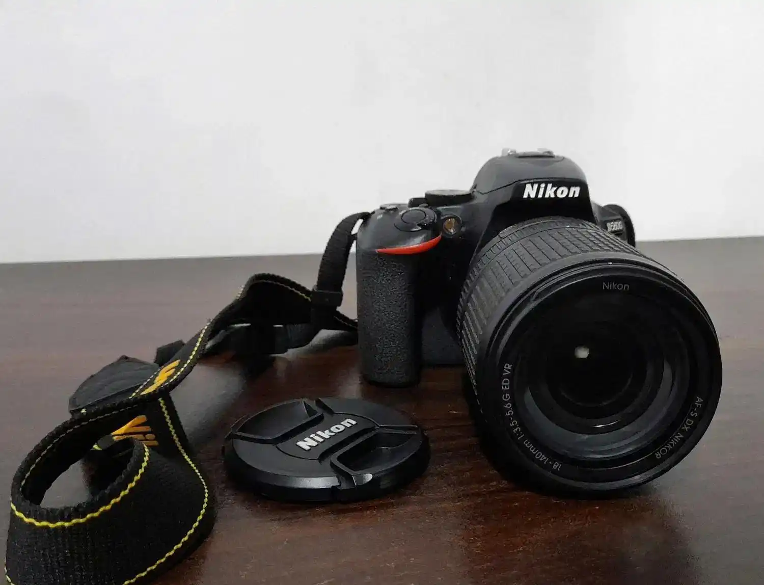 Nikon D5600 + لنز 18-140mm کم‌کارکرد و تمیز دست دو