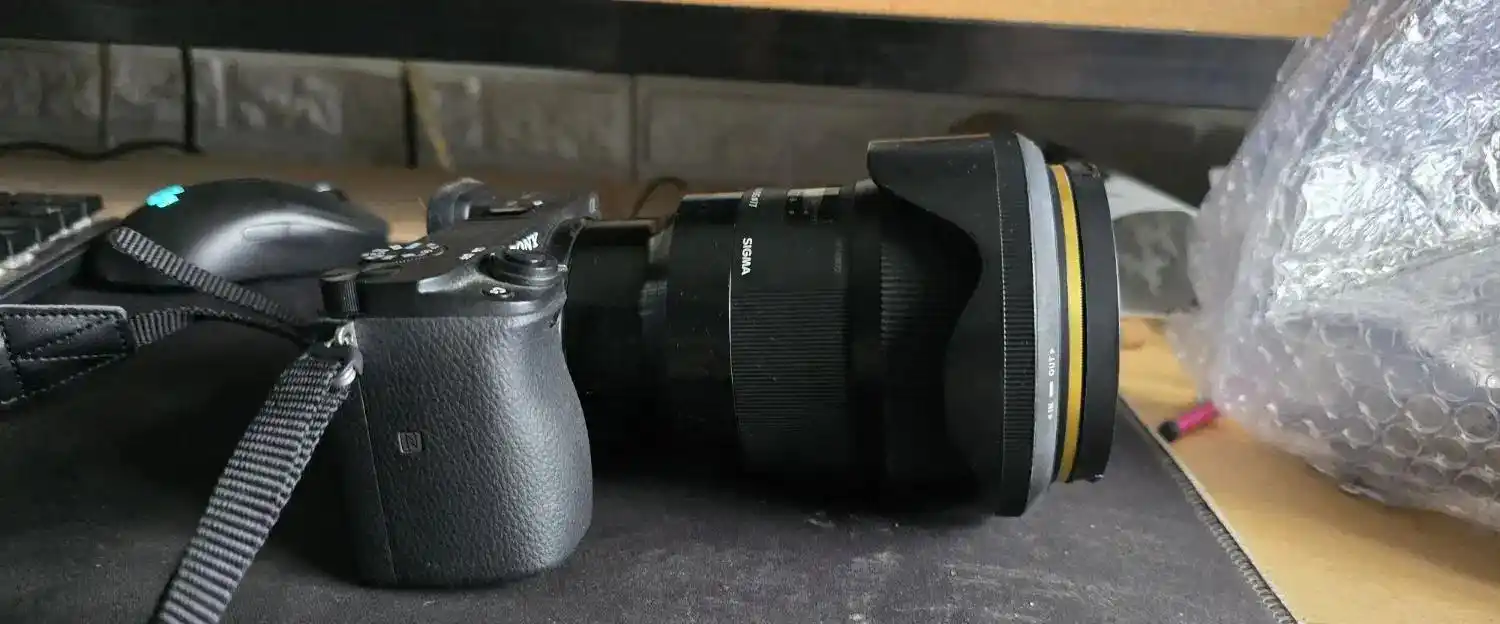 دوربین A6400 با لنز 24m f1.4 sigma dg دست دو