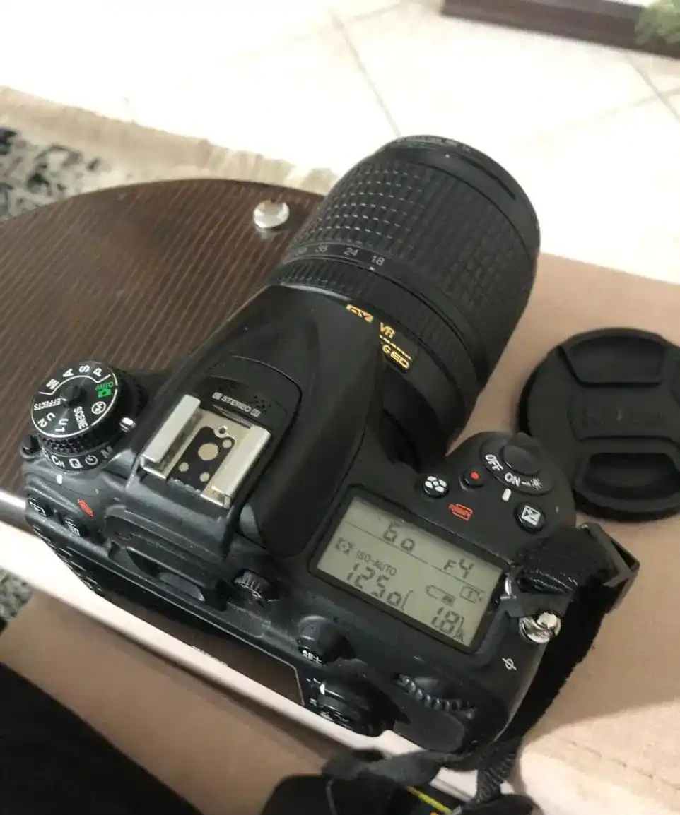 دوربین نیکون D7200 دست دو