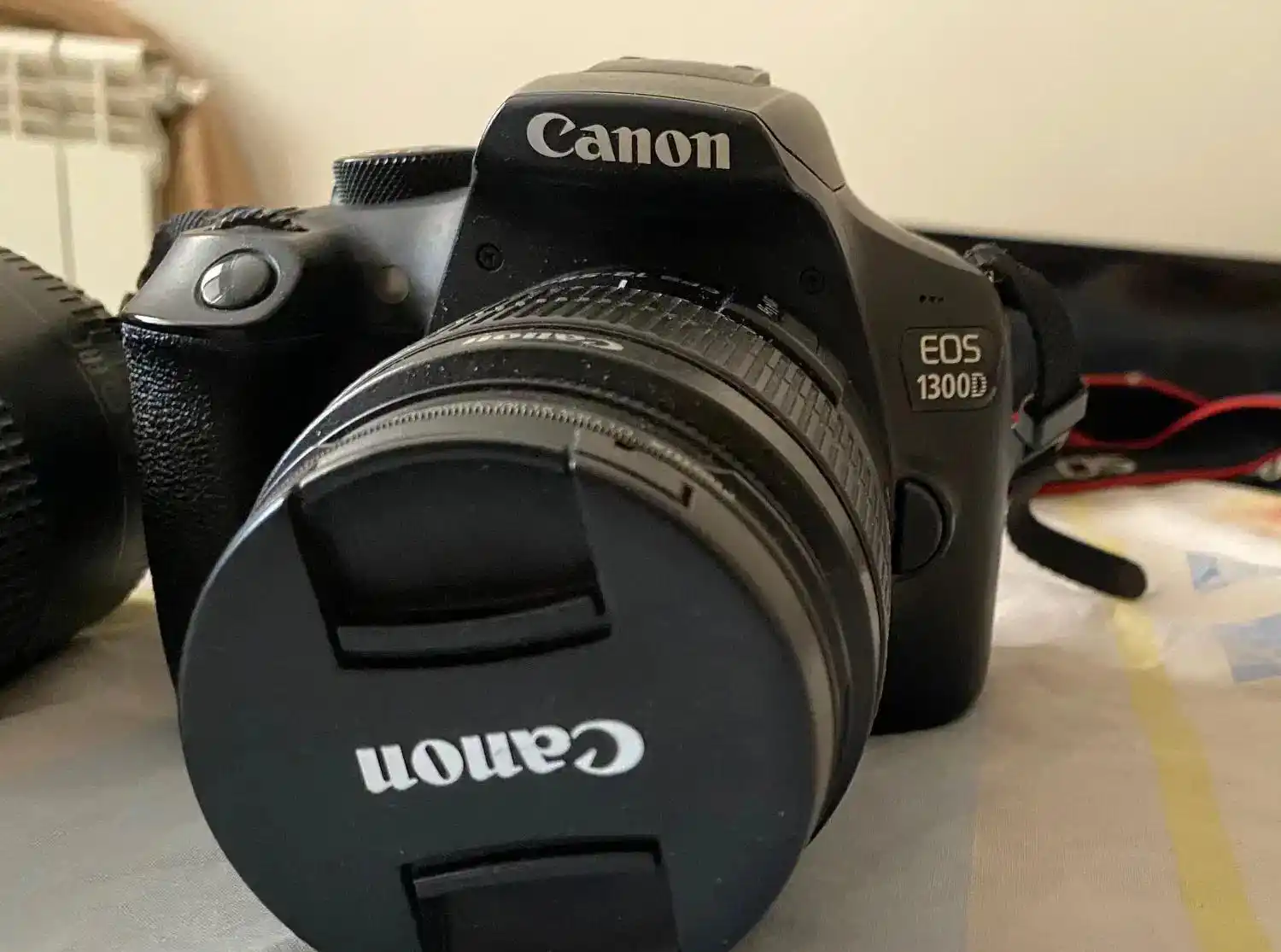 دوربین کمن 1300D دست دو