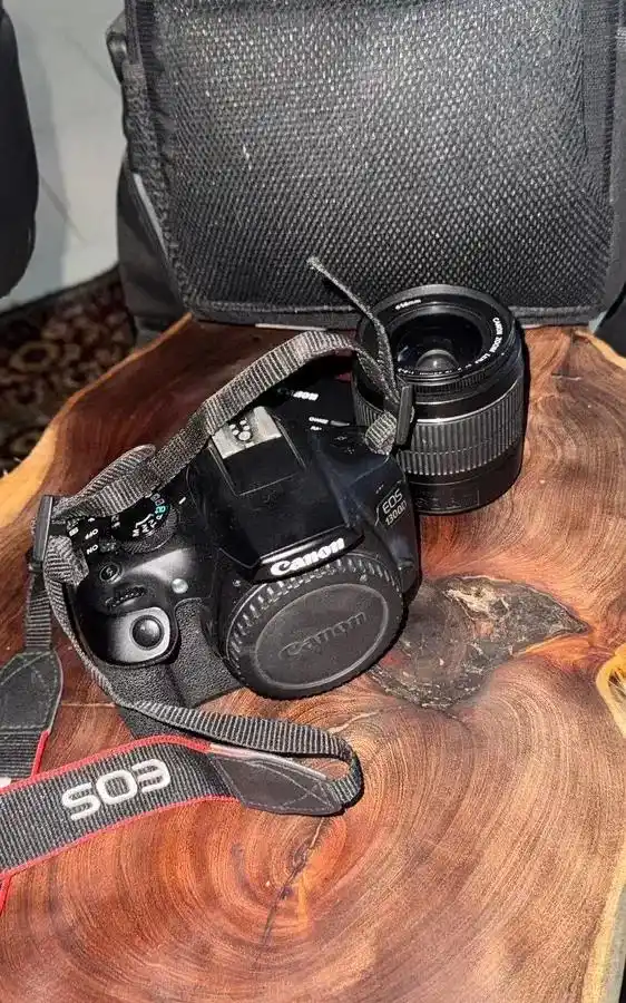 کنون ۱۳۰۰ با لنز دست دو