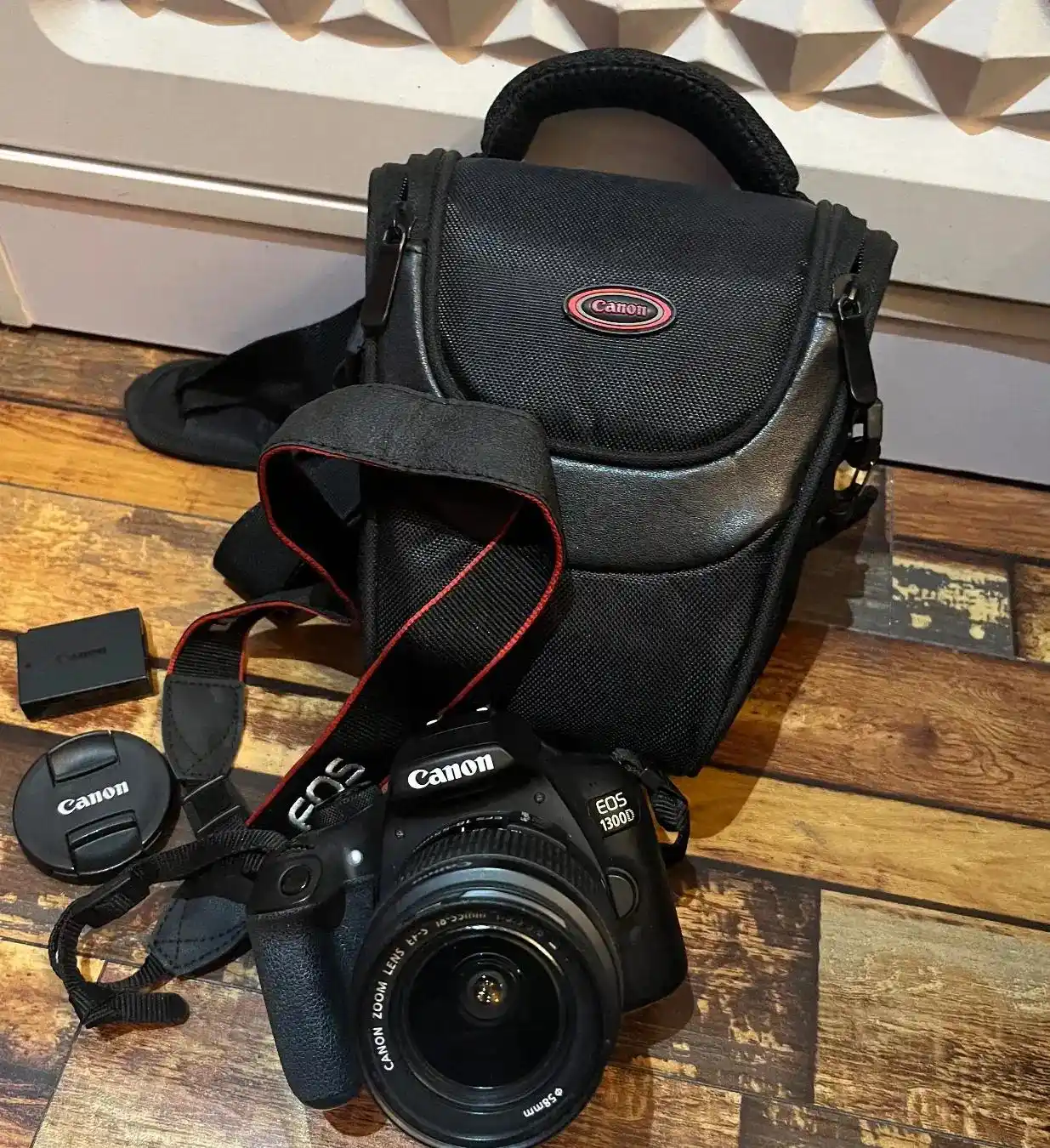 دوربین کنون ۱۳۰۰D دست دو