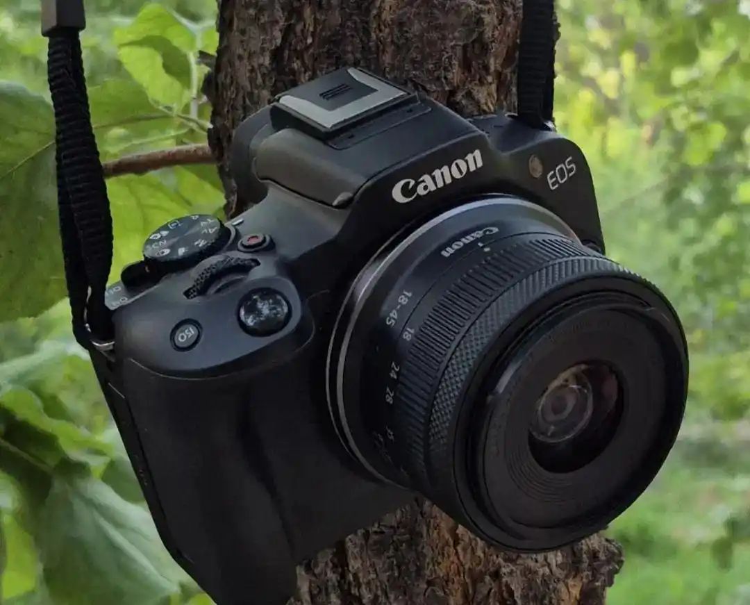 دوربین Canon R50 تمیز و کم‌کار با لنز کیت دست دو