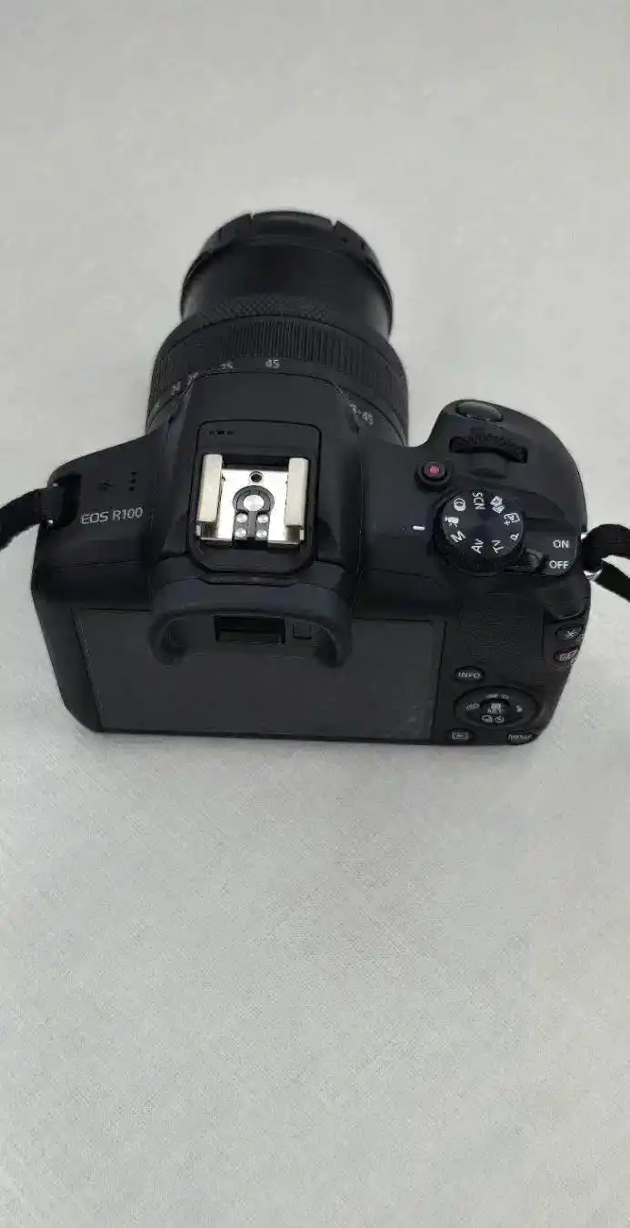 دوربین کنون r100بالنز۱۸.۴۵بفروش می‌رسد دست دو