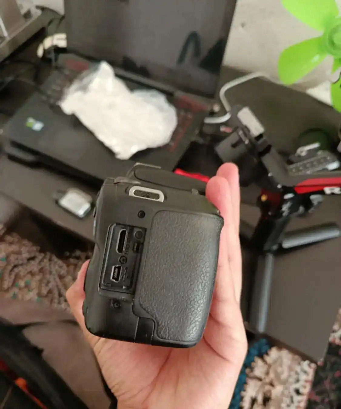 دوربین 200dکانن دست دو