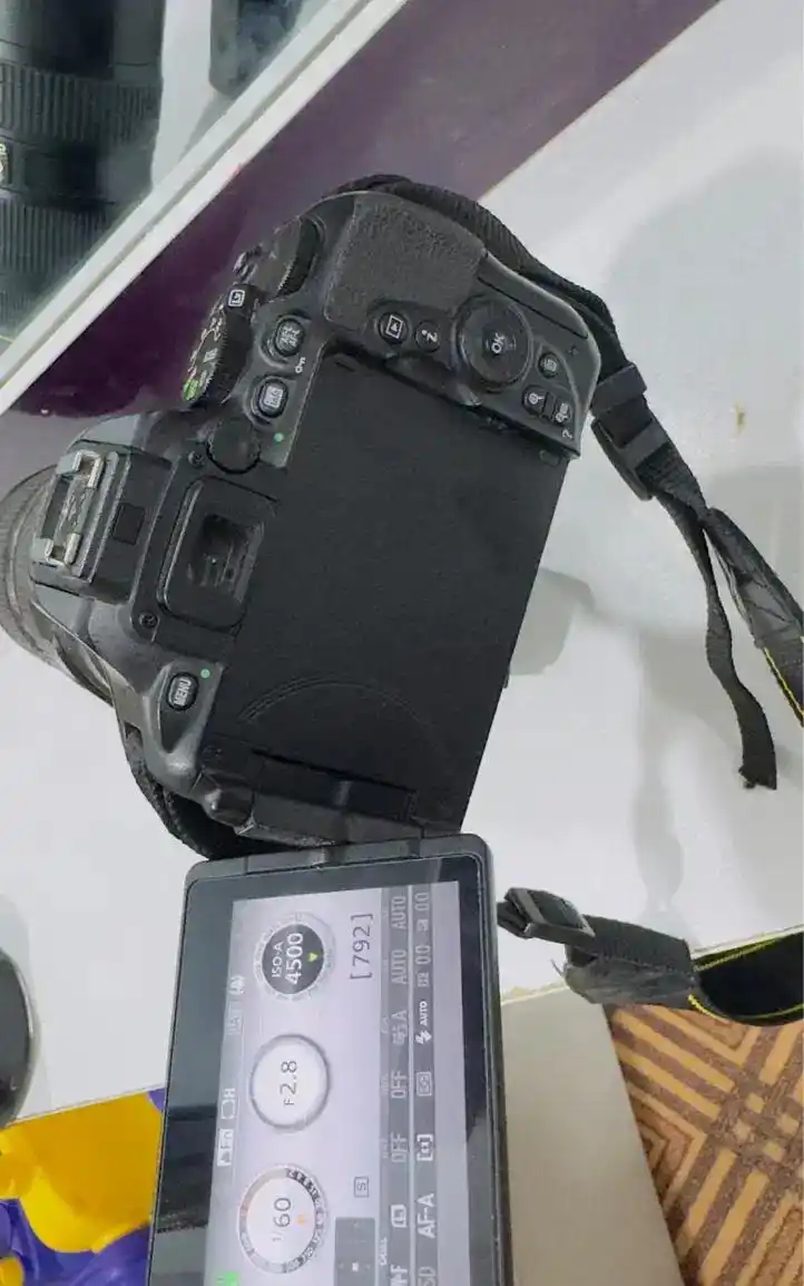 فروش دوربین nikon D5600 همراه با لنز ۷۰-۲۰۰ دست دو