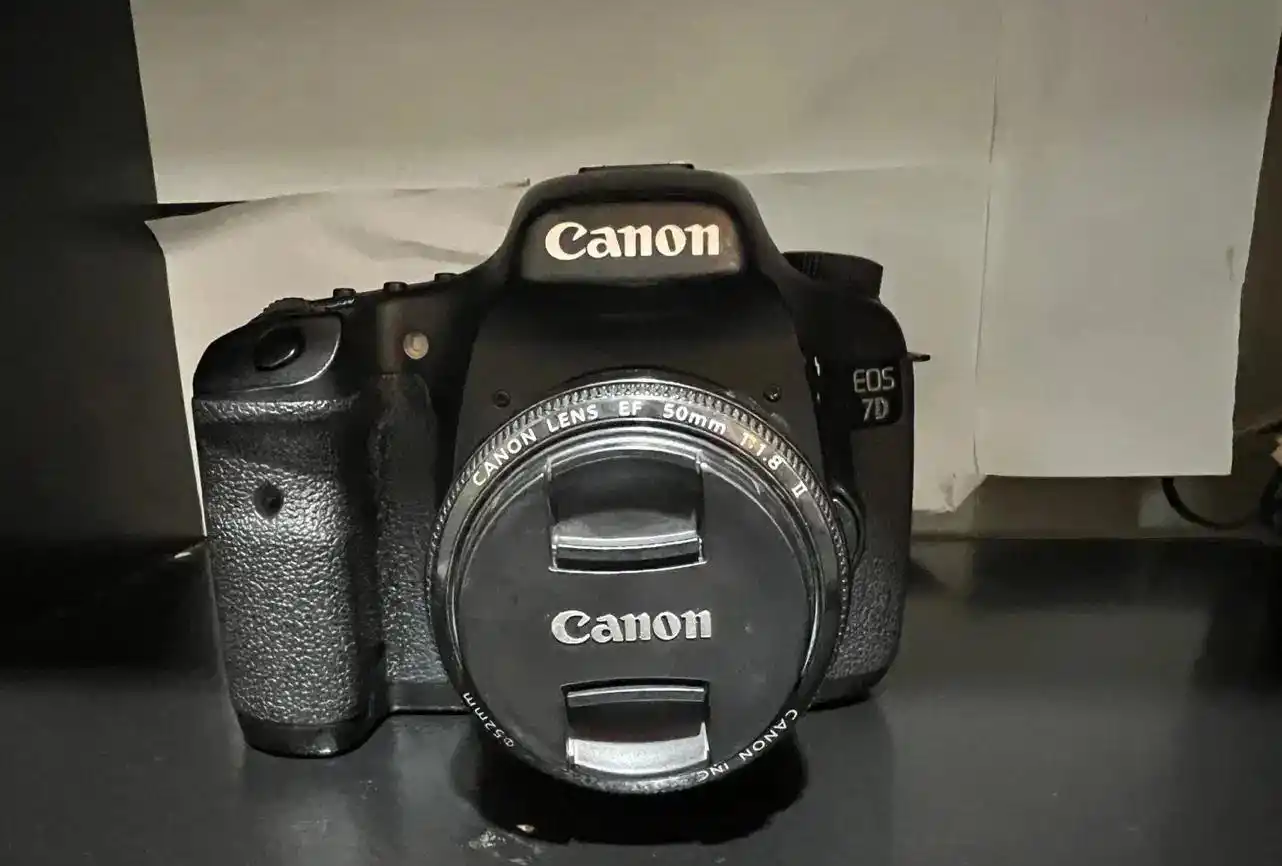 Canon 7D 50mm دست دو