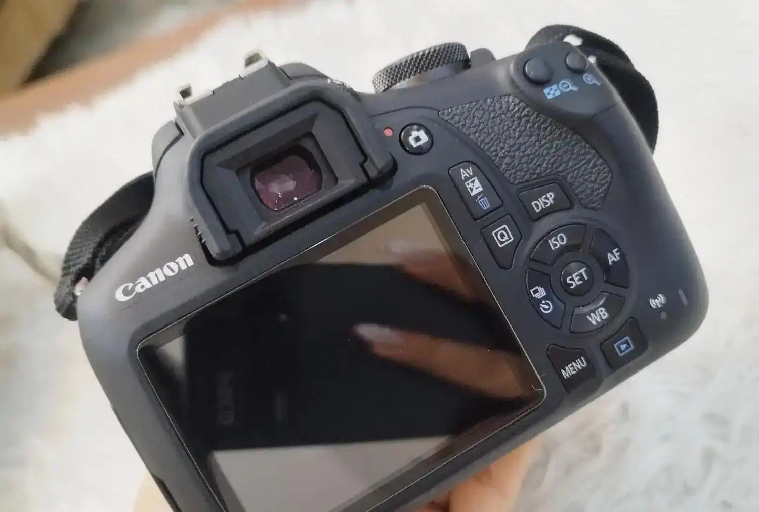 Canon 2000D کم‌کارکرد، تمیزِ تمیز، همراه لنز 18-55 دست دو