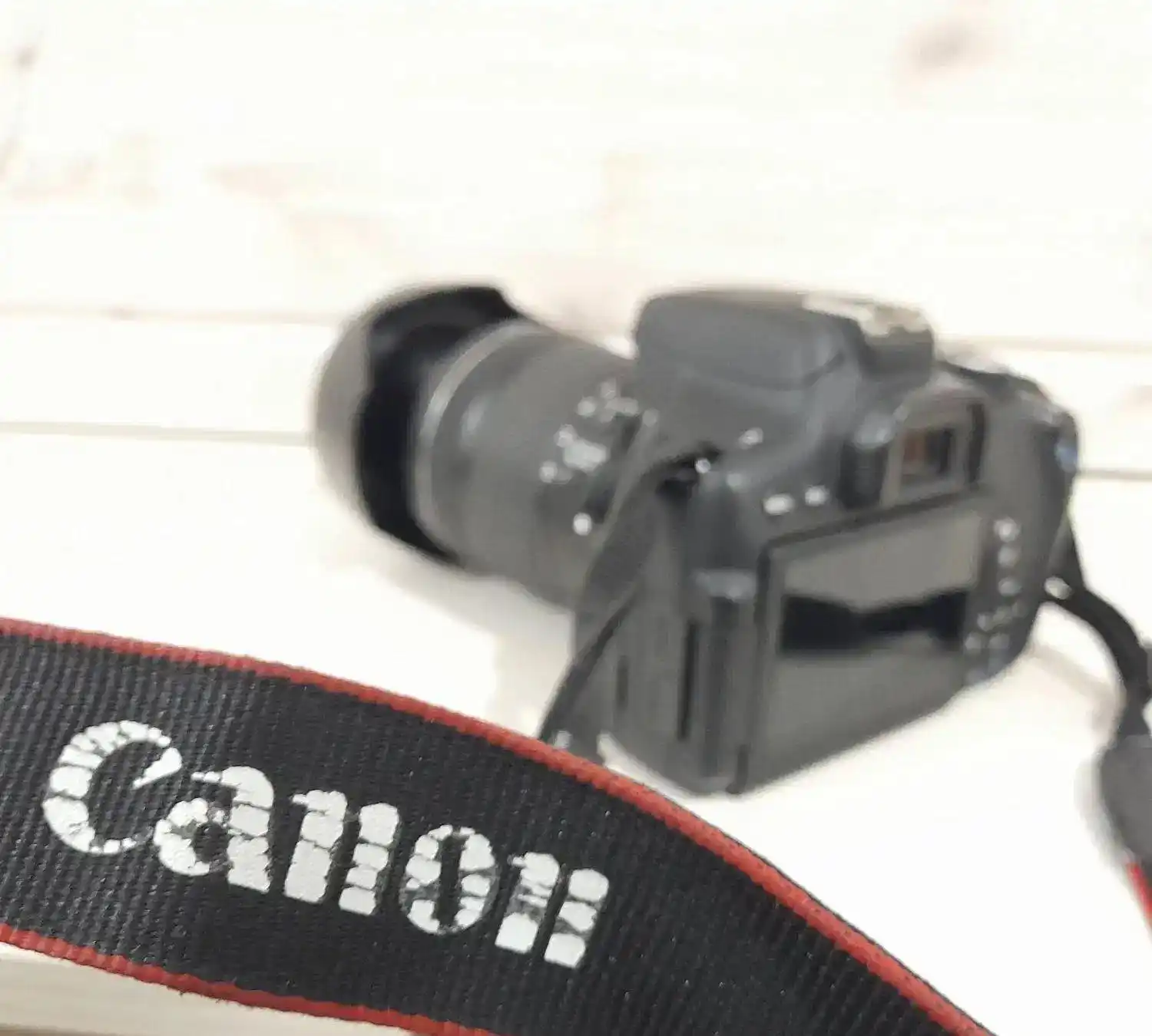 کنون ۷۵۰ با لنز ویژه ۱۸/۱۳۵ دست دو