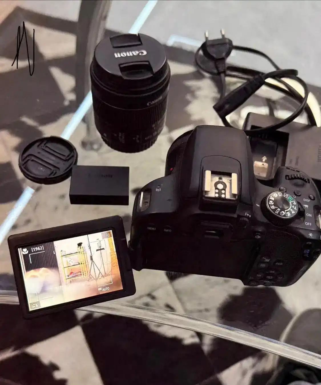 دوربین کنون 800D با لنز 55-18 بارم۱۲۸گیگ دست دو