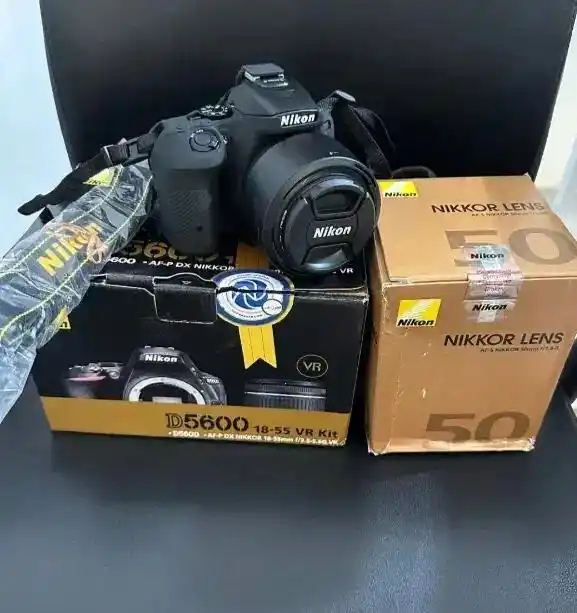 دوربین نیکون ۵۶۰۰ دست دو