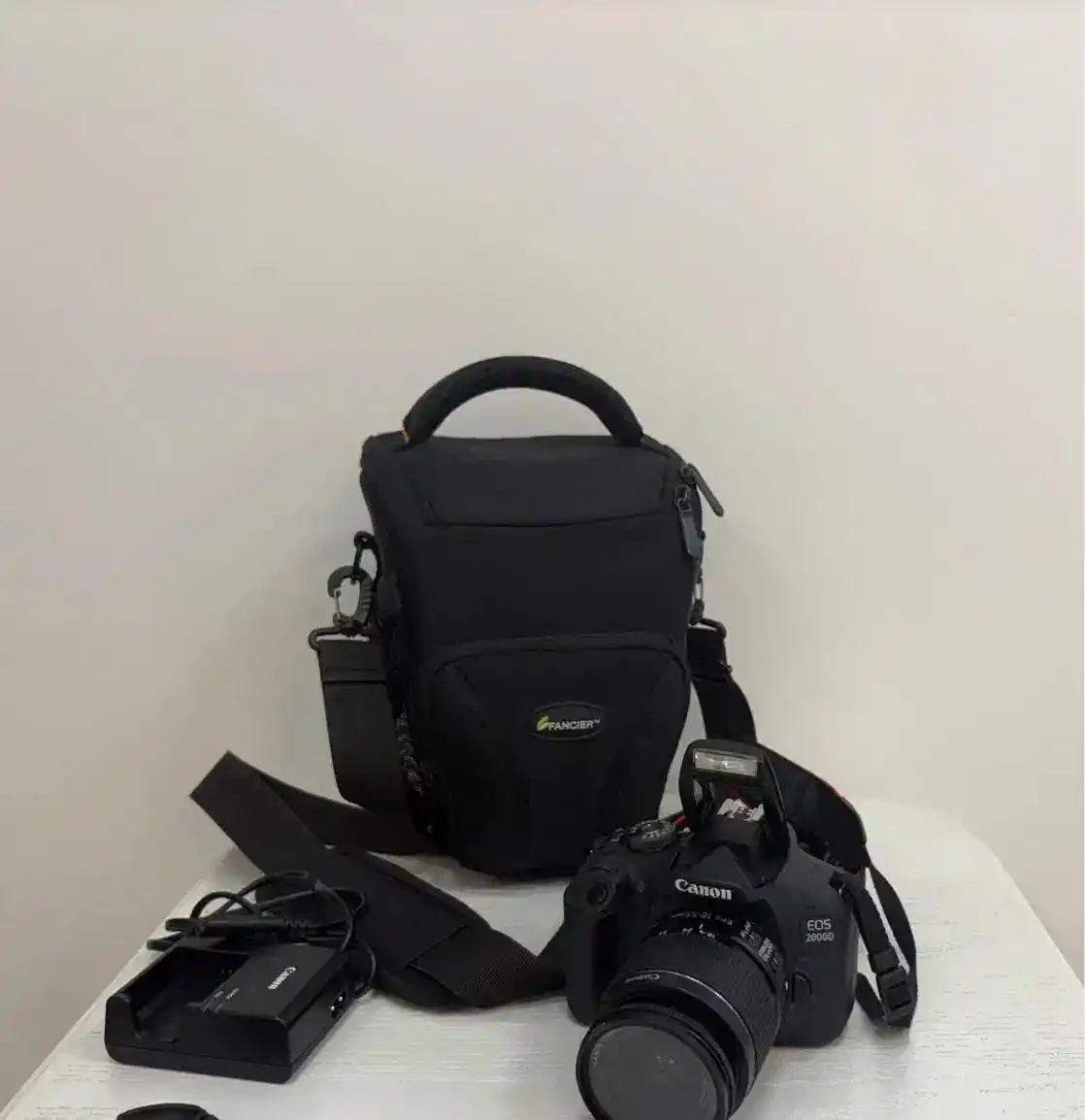دوربین Canon 2000D تمیز و کم‌کارکرد دست دو