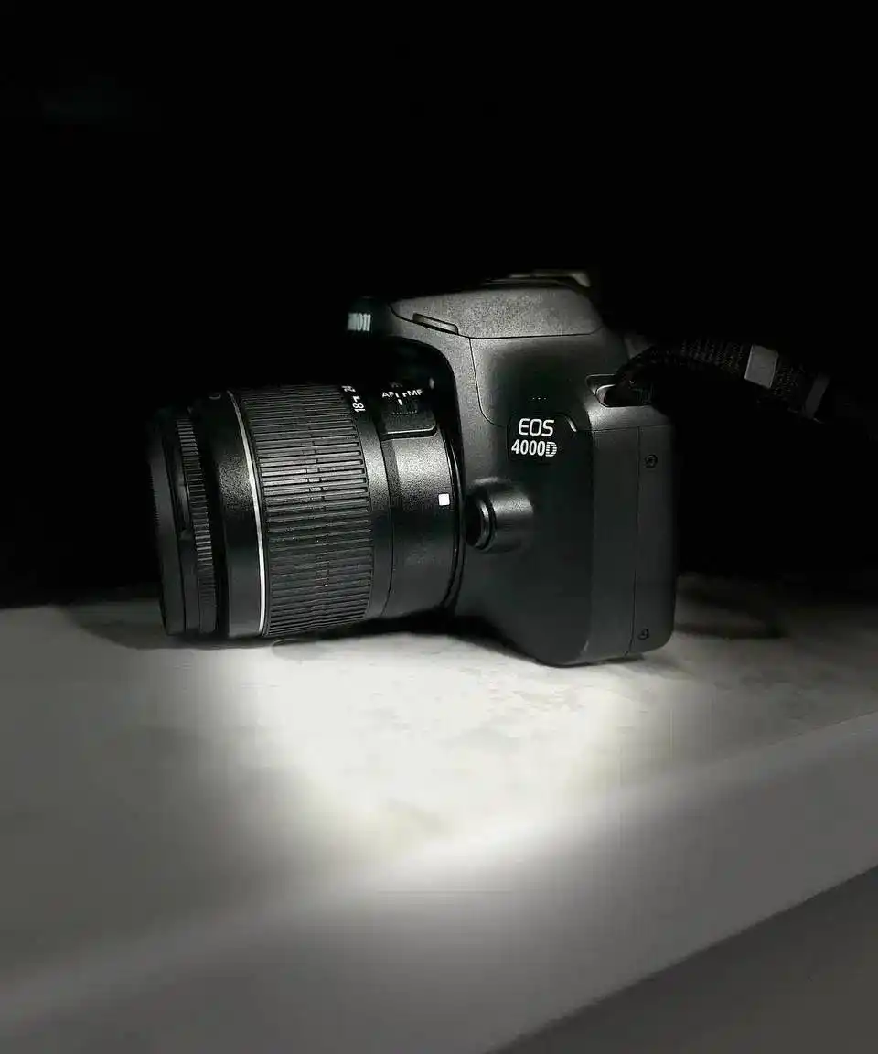 دوربین کنون 4000D دست دو