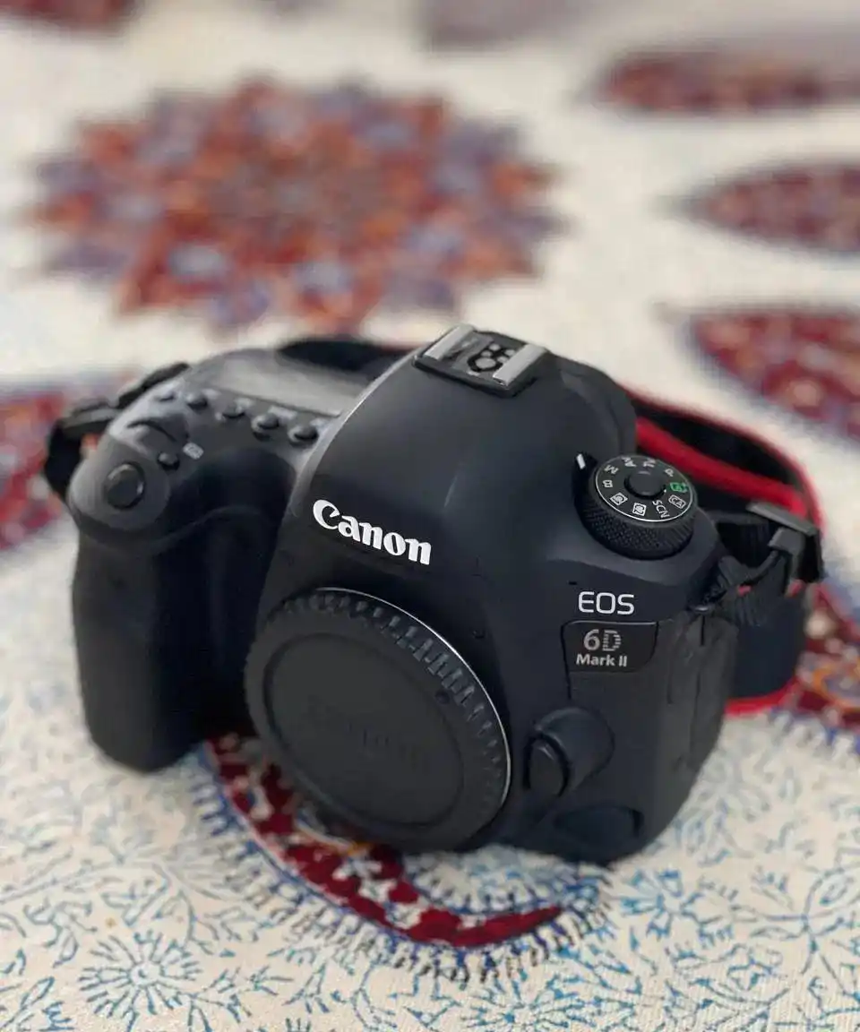 بادی دوربین کانن Canon 6D Mark II دست دو