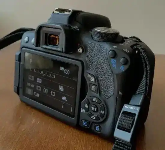 دوربین canon750D تمیز و کم کار کرد دست دو