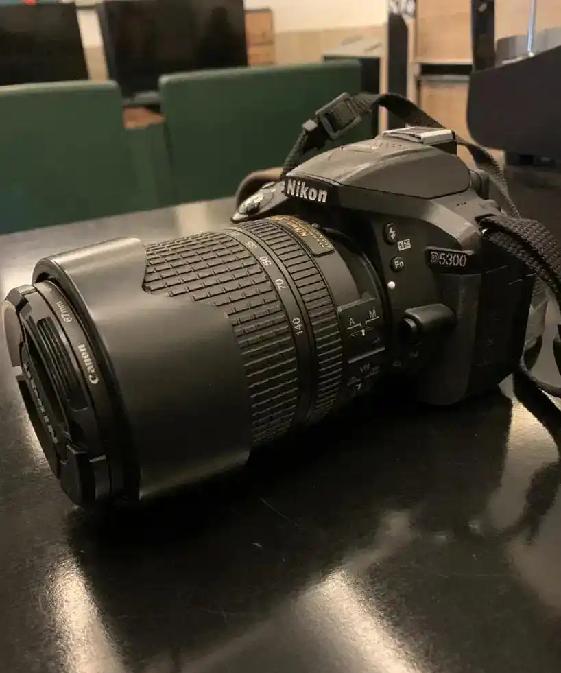 دوربین ۵۳۰۰ نیکون بسیار تمیز دست دو