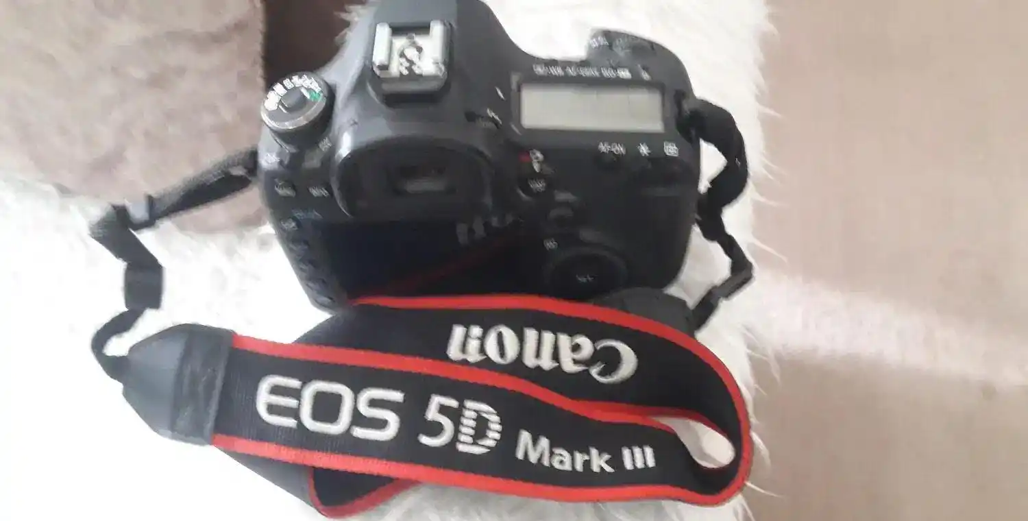 دوربین کنون فایو D با لنز ۱۰۵×۲۴ دست دو