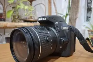 دوربین عکاسی حرفه ای به همراه لوازم جانبی دست دوم