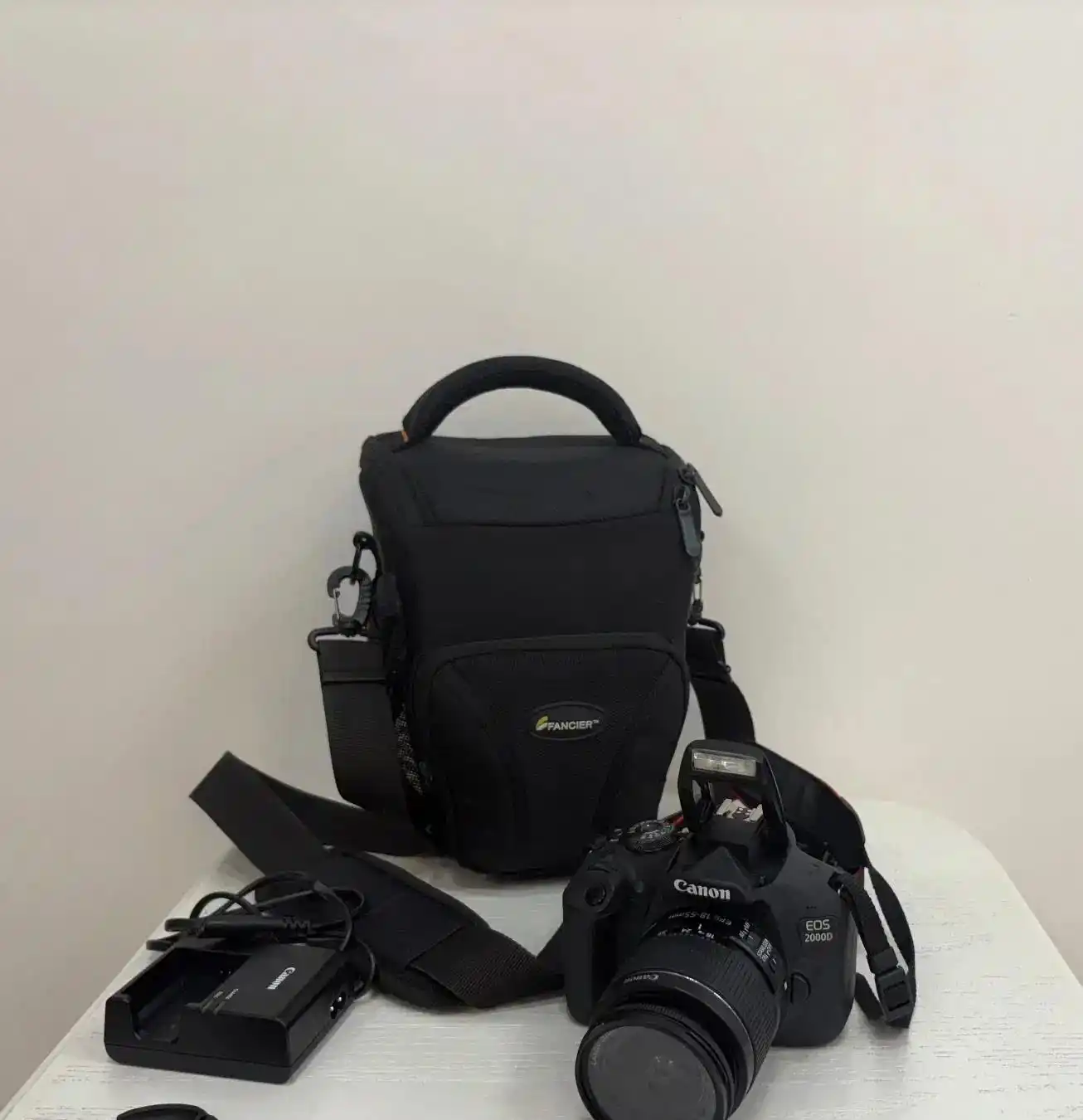 دوربین Canon 2000D کم‌کار، بدون خط و خش دست دو