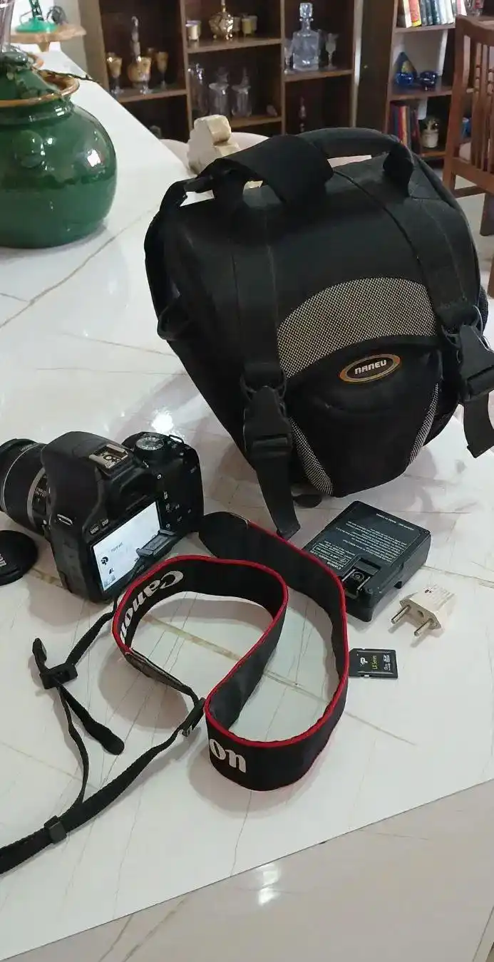 دوربین عکاسی کنون 550D دست دو