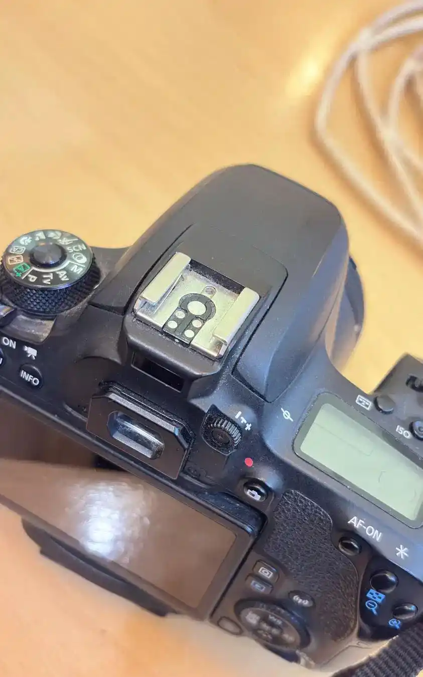 کانن 77D با لنز ۵۰ f1.8 دست دو