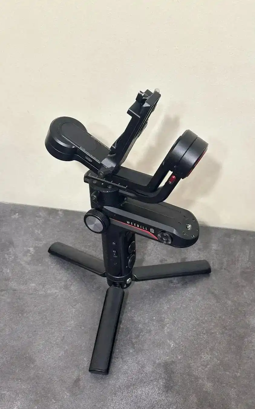 گیمبال Zhiyun Weebill-S  تمیز و کم‌کارکرد دست دو
