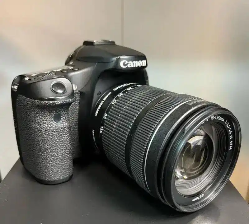 دوربین کانن cannon 70D با لنز 18-135 نو دست دو