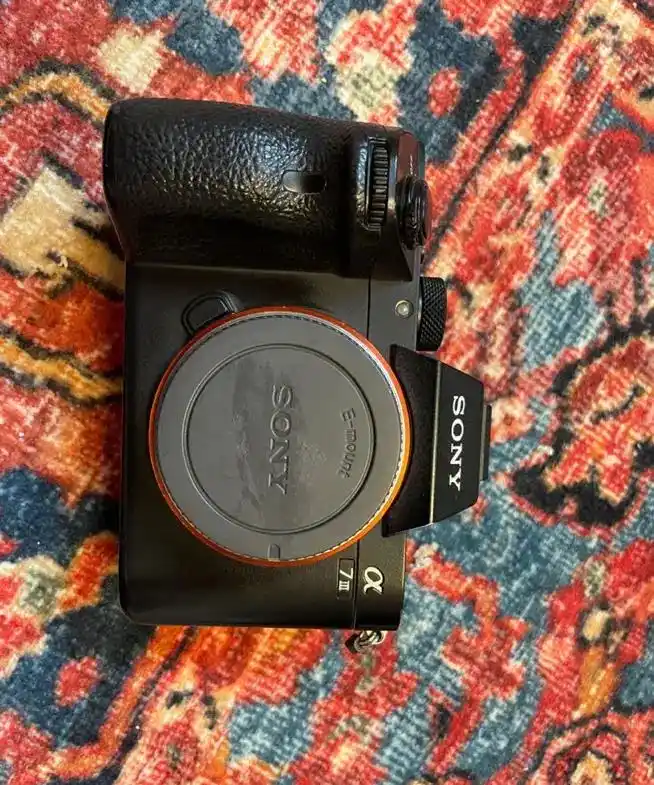 دوربین sony a7 iii  ( سونی آلفا سون ۳) دست دو