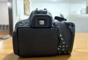 دوربین کانون ۷۰۰D بالنز ۵۰ دست دوم