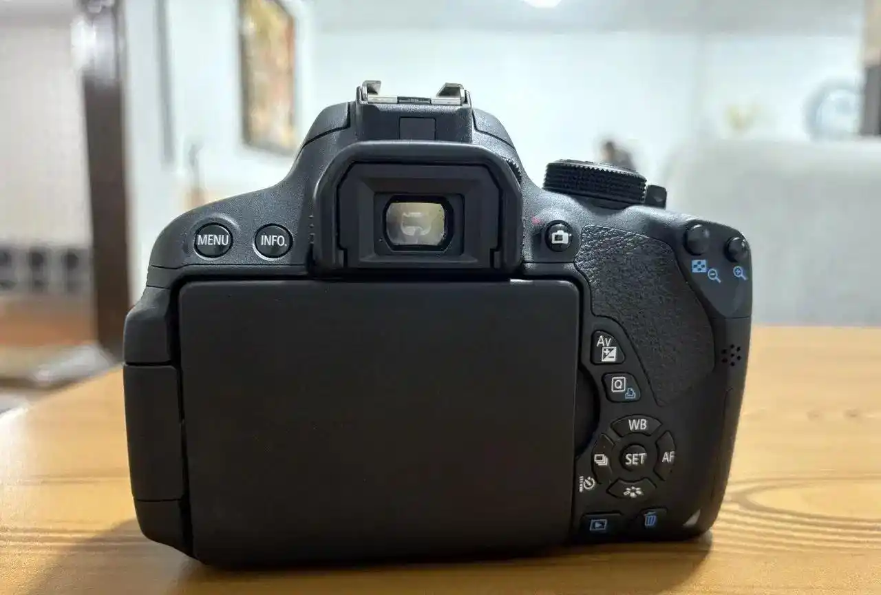 کنون 700D دست دو