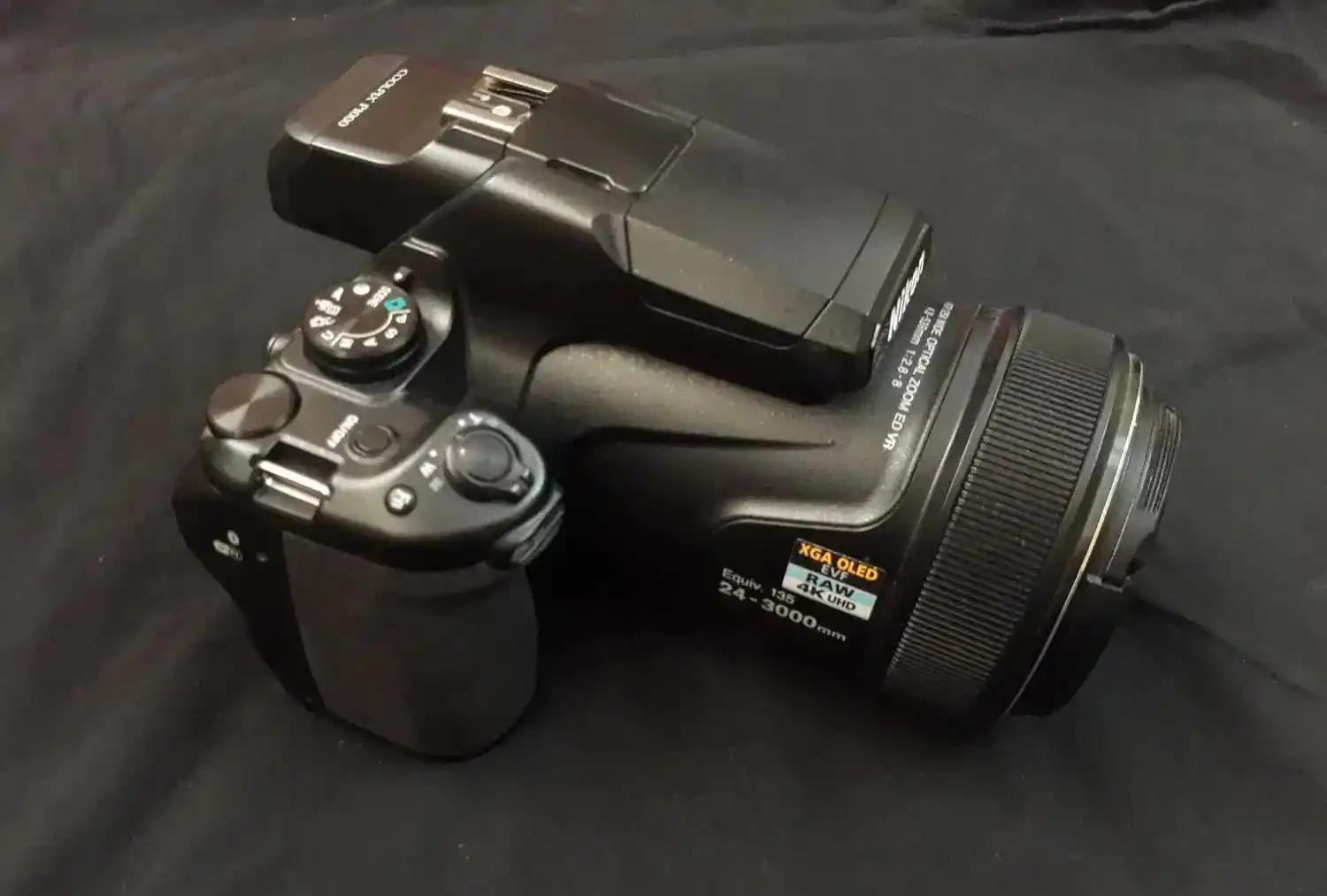 دوربین سوپرزوم Nikon P1000 دست دو