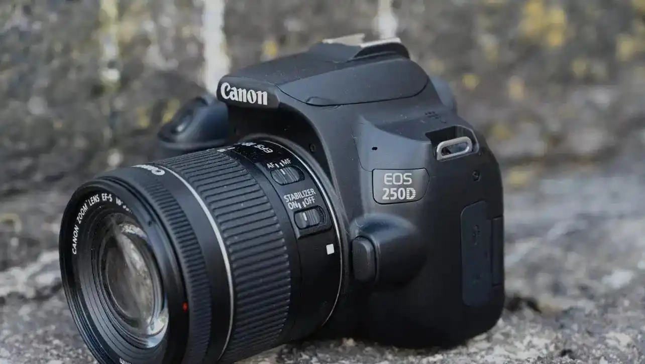 دوربین کنون ۲۵۰ دی با لنز ۵۰ فیت کنون با لوازم دست دو