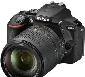 فروش دوربین nikon D5600 همراه با لنز ۷۰-۲۰۰ دست دوم