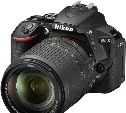 دوربین نیکون nikon D5600 18-140 پایه دوربین رایگان دست دو
