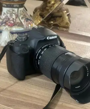 Canon 2000D کم‌کارکرد، تمیزِ تمیز، همراه لنز 18-55 دست دوم