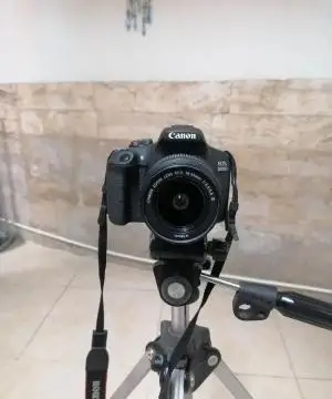 Canon 2000D کم‌کارکرد، تمیزِ تمیز، همراه لنز 18-55 دست دوم