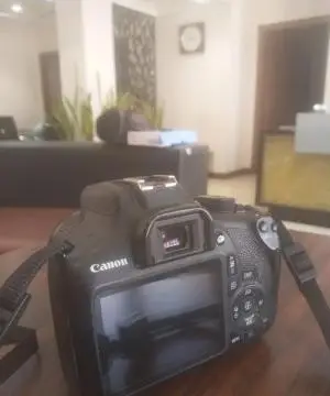 دوربین canon 1300D+کیف+سه پایه دست دوم