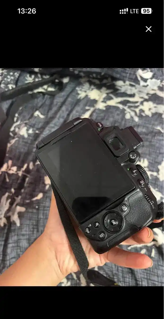 دوربین نیکن به فروش می‌رسد دست دو