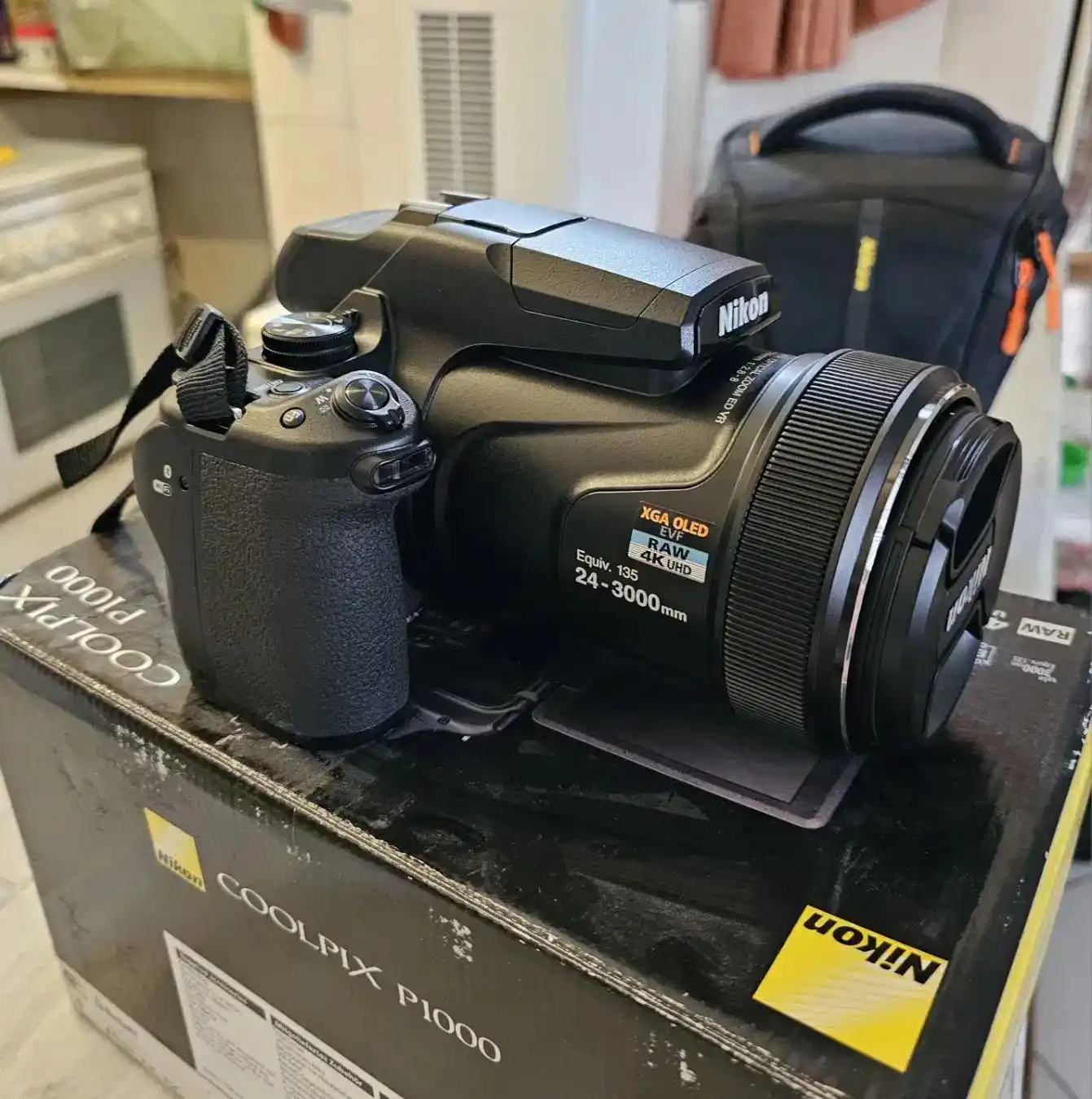 دوربین نیکون P1000 دست دو