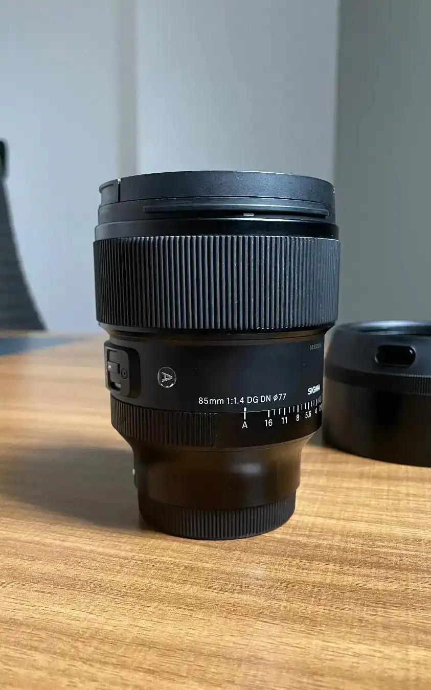 لنز سیگما مانت سونی sigma 85mm دست دو