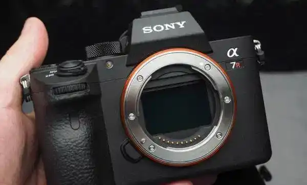 Sony A7R IIIa Mirrorless Digital Camera Body Only دست دو
