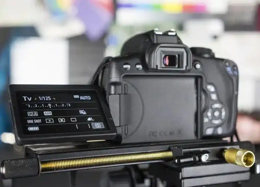 دوربین عکاسی کانن EOS 750D با لنز ۱۸-۵۵ میلیمتر دست دو