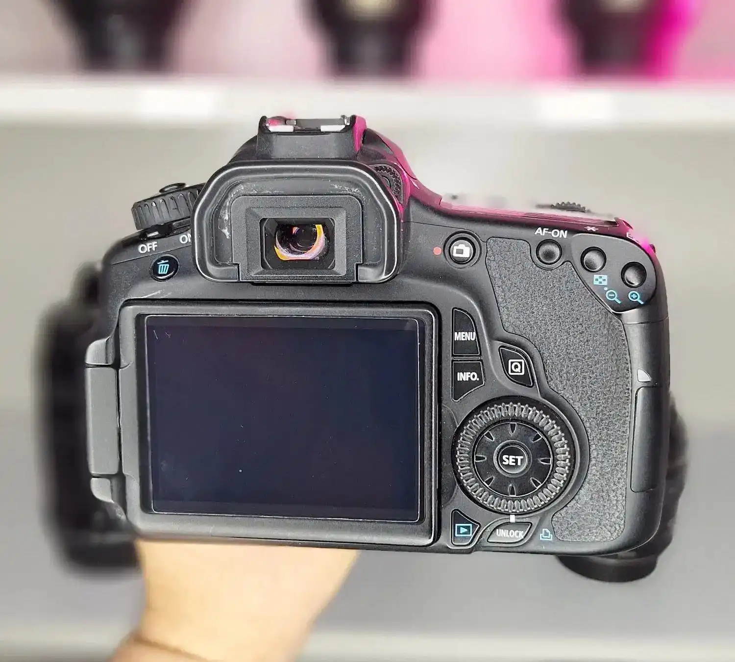 دوربین کانن 60D با لنز 18-55 با شات زیر 1500 دست دو