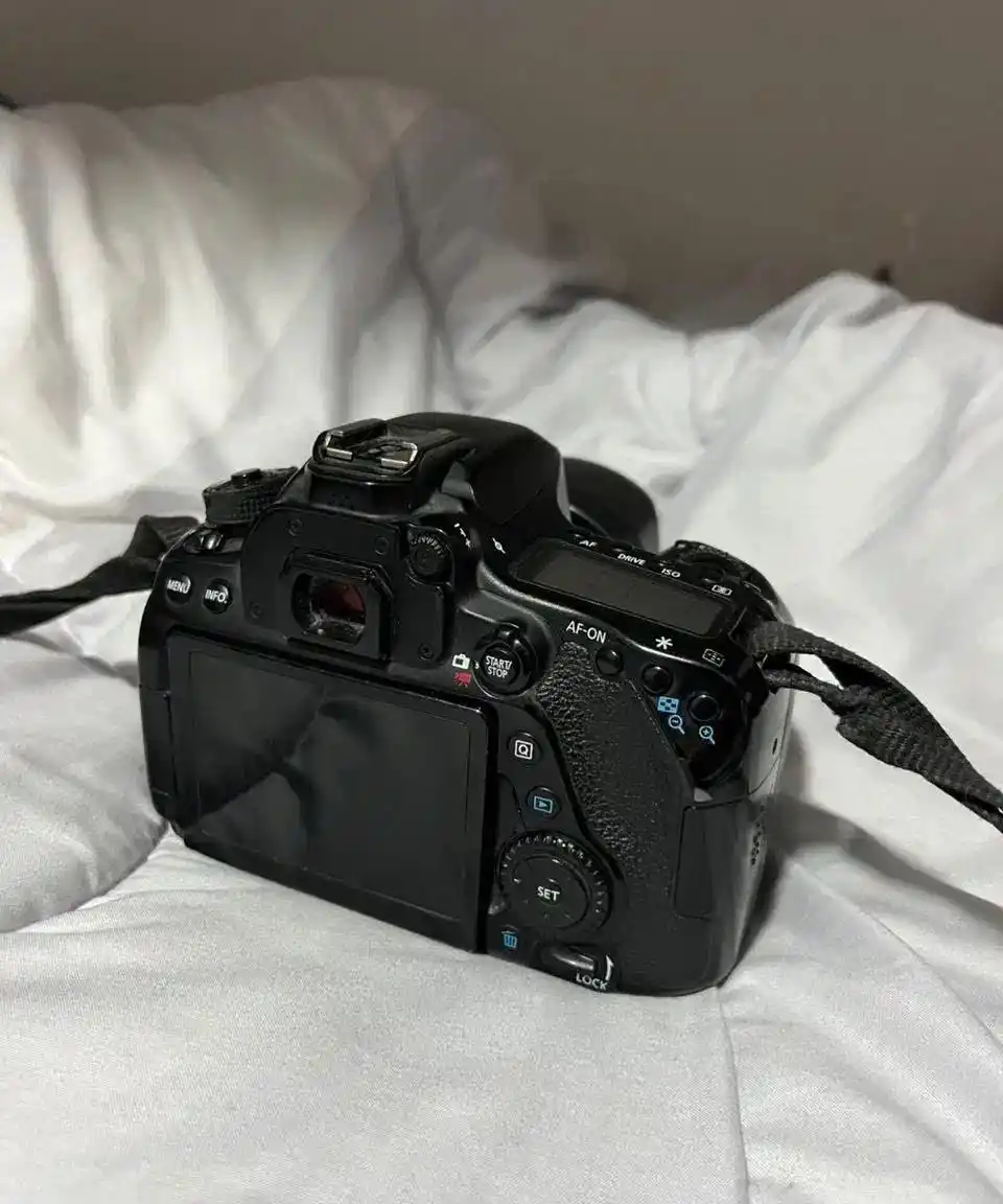 دوربین ۸۰D کنون دست دو